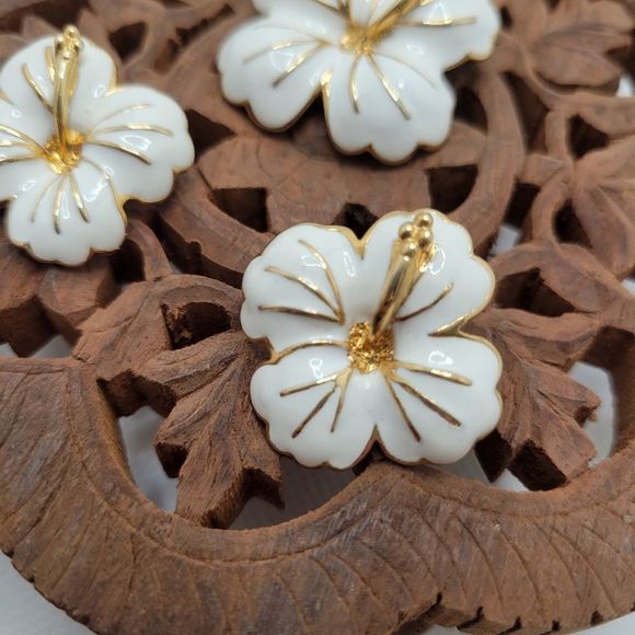 White Hibiscus Flower Earrings and Brooch Set Vintage Enamel Jewelry - Picture 3 of 9